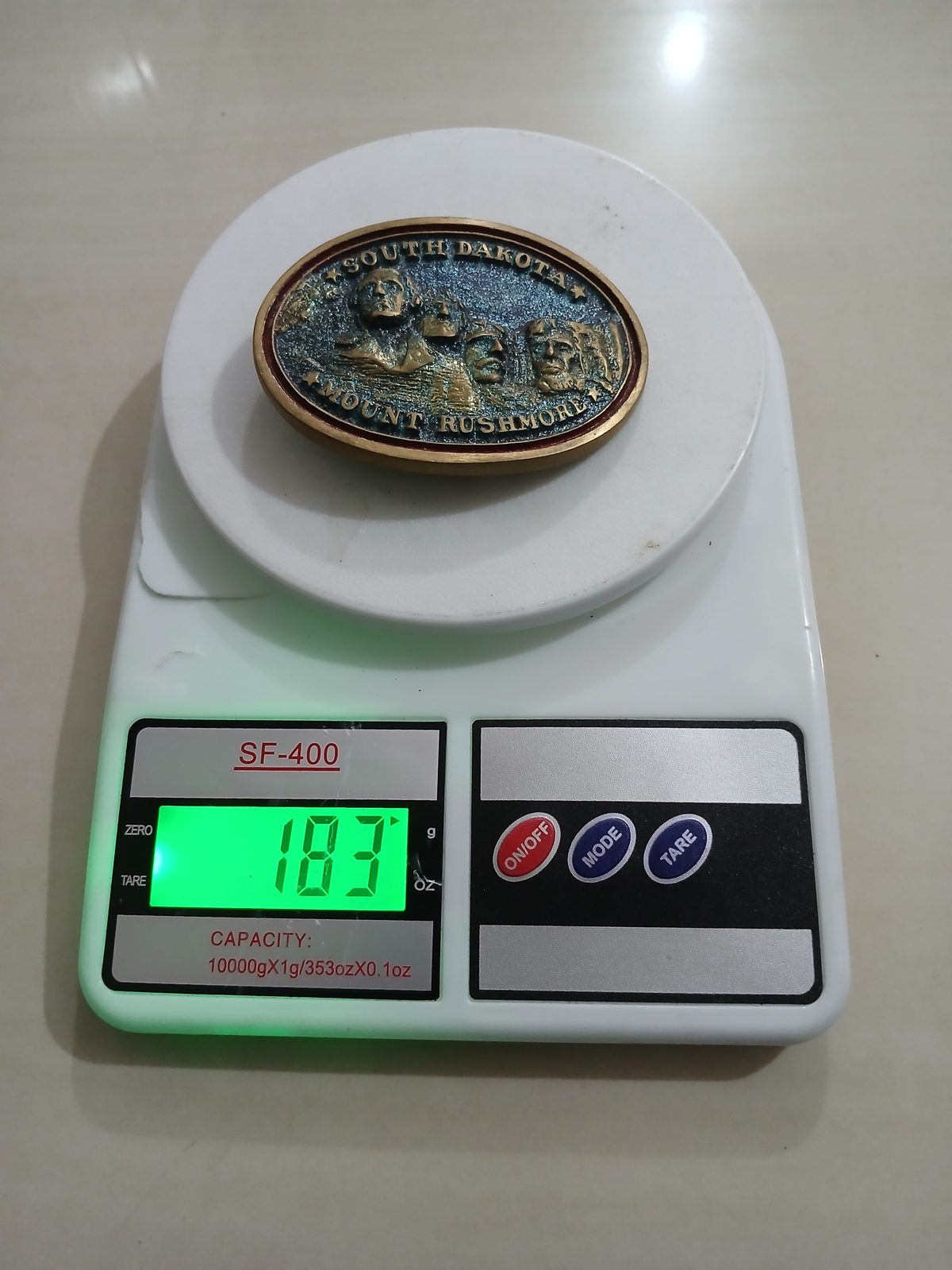 South Dakota Mount Rushmore Vintage Belt Buckle – On scale showing weight South Dakota Mount Rushmore vintage belt buckle – on scale showing weight