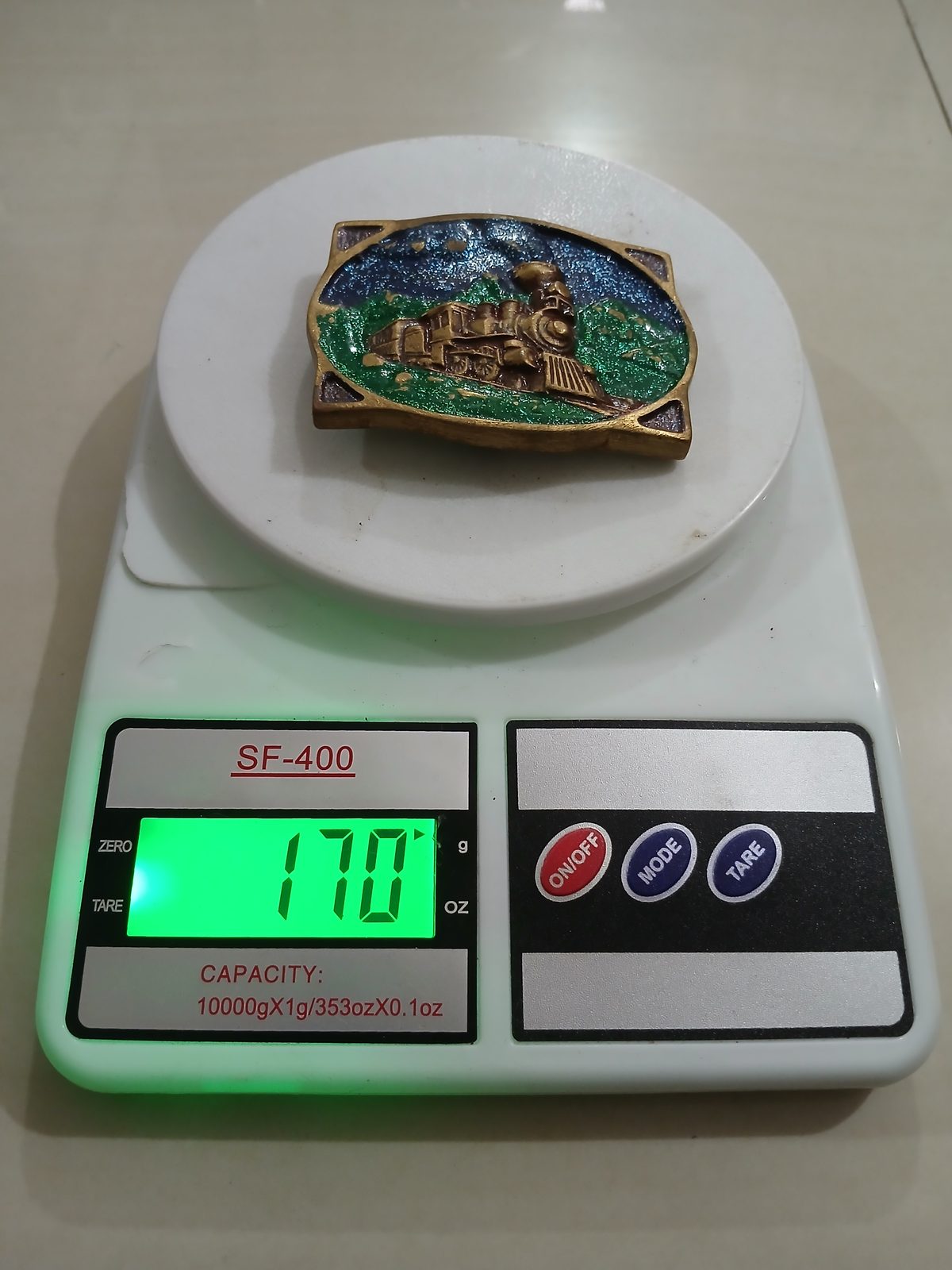 Steam Train Vintage Belt Buckle – On scale showing weight Steam Train vintage belt buckle – on scale showing weight