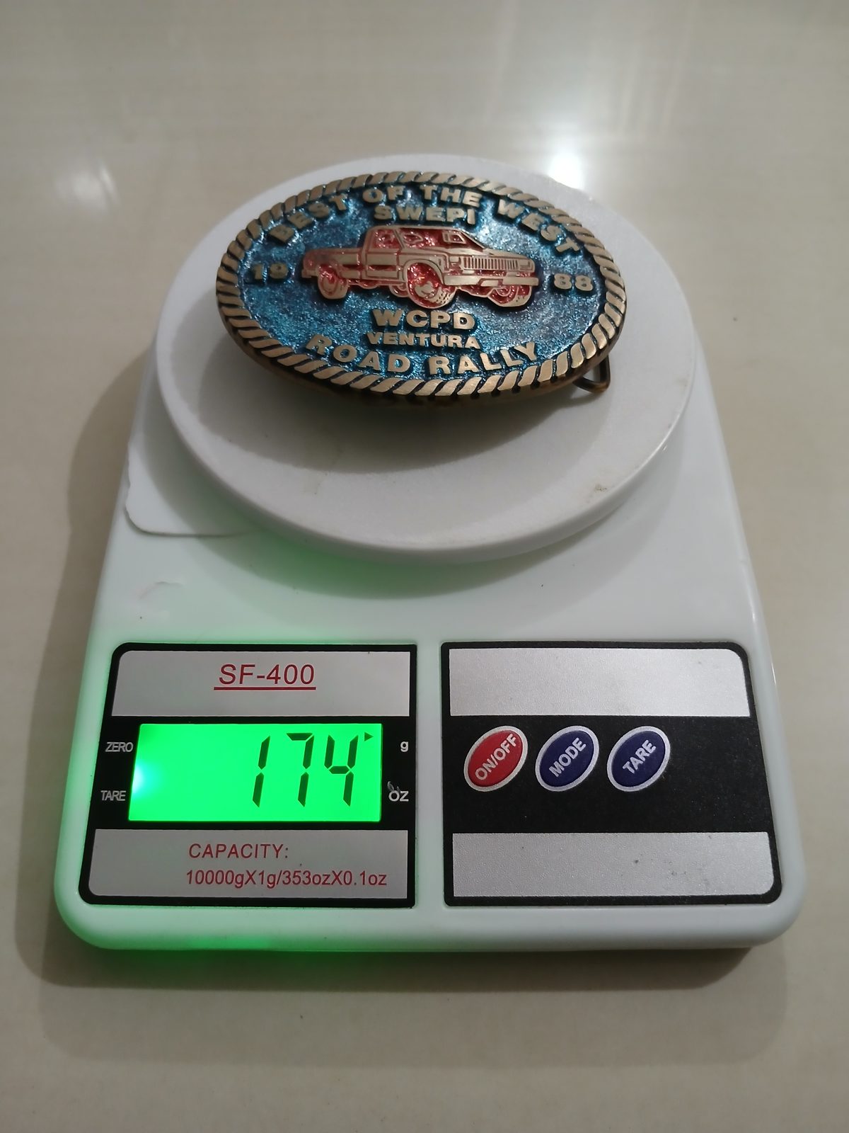 SWEPI Best of the West 1988 Road Rally Vintage Belt Buckle – On scale showing weight SWEPI Best of the West 1988 Road Rally vintage belt buckle – on scale showing weight