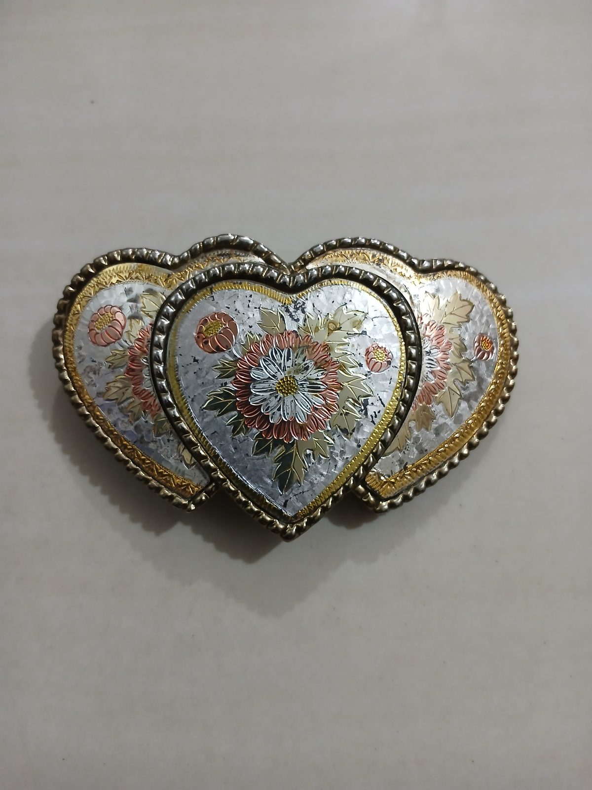 Triple Heart Floral Vintage Belt Buckle – Front view Triple Heart Floral vintage belt buckle – front view